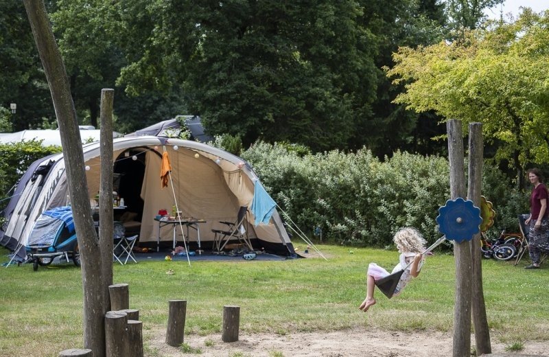 Avontuurlijk kamperen omringd door natuur