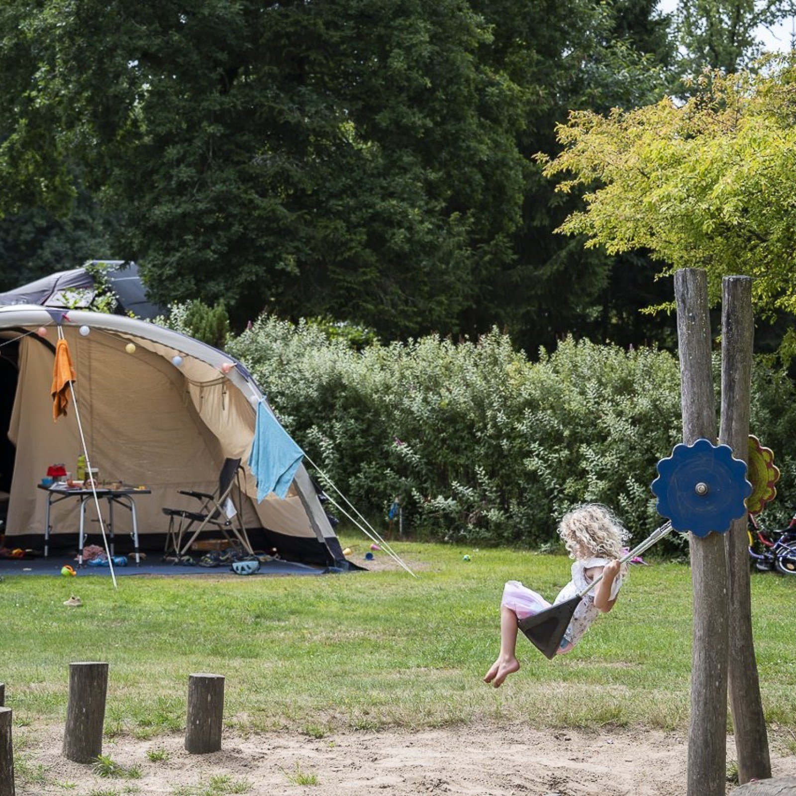 Avontuurlijk kamperen omringd door natuur